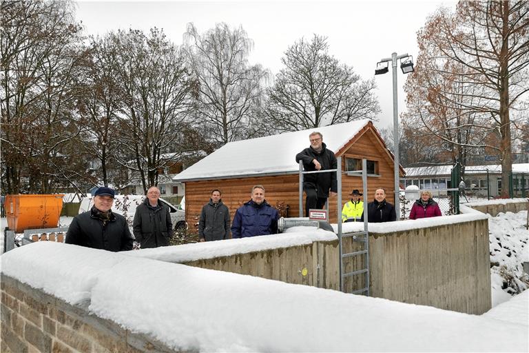 Bürgermeister Dieter Zahn (Bildmitte, auf der Leiter) hatte eine illustre Runde zur Feierstunde an der Sulzbacher Fischbachdole um sich geschart. Foto: J. Fiedler