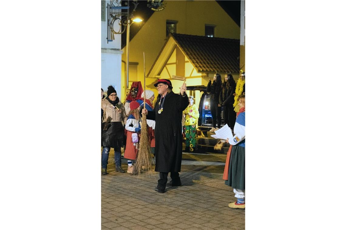 Rathaussturm in Sulzbach an der Murr Bürgermeister Dieter Zahn muss seine Amtsstube aufgeben.