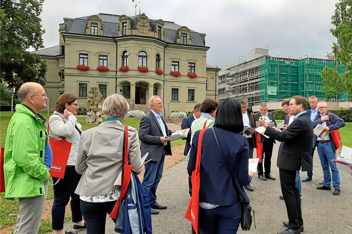 Bürgermeister Frank Zimmermann (Dritter von rechts) mit der Fachkommission und Vertretern der Verwaltung im Schlosspark. Foto: D. Kuhn