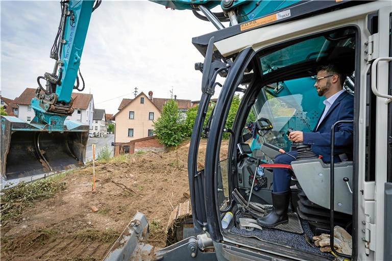 Bürgermeister Gabriel Nold erklärte beim Baggerbiss, er werde ständig auf das Projekt angesprochen. Foto: Alexander Becher