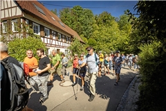 Bürgermeister Gabriel Nold (vorne mit Sonnenbrille und dunklem T-Shirt) führt beim BKZ-Wandertag in Oppenweiler rund 95 Teilnehmerinnen und Teilnehmer durch seine Gemeinde. Fotos: Alexander Becher
