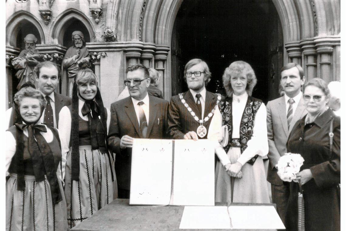 Bürgermeister Helmut Götz und Bob Gooding (in der Bildmitte von links) besiegelten die Partnerschaft in Frome 1983. Foto: Stadtarchiv Murrhardt