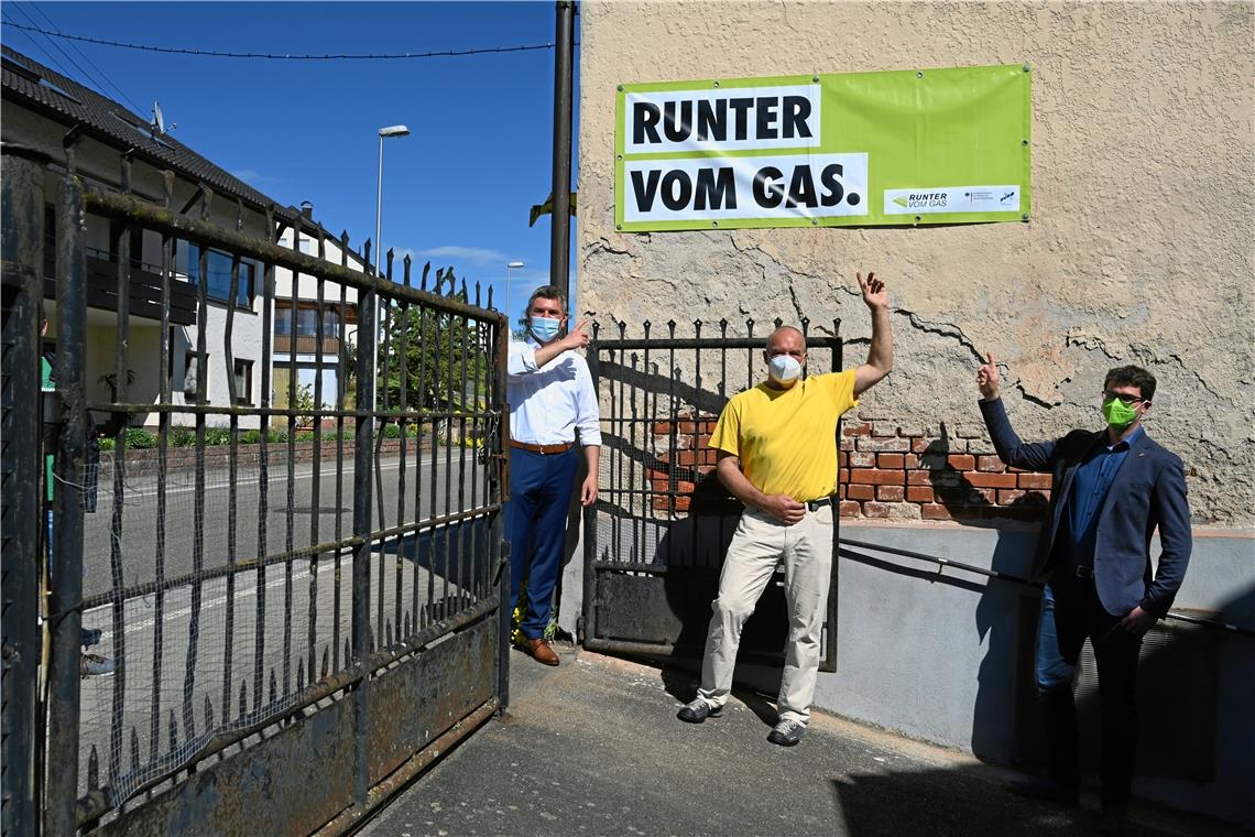 Bürgermeister Ian Schölzel (links) und der Grünen-Landtagsabgeordnete Ralf Nentwich (rechts) waren bei der Aktion dabei, die Gemeinderat Thomas Obermüller organisiert hat. Foto: M. Kurz