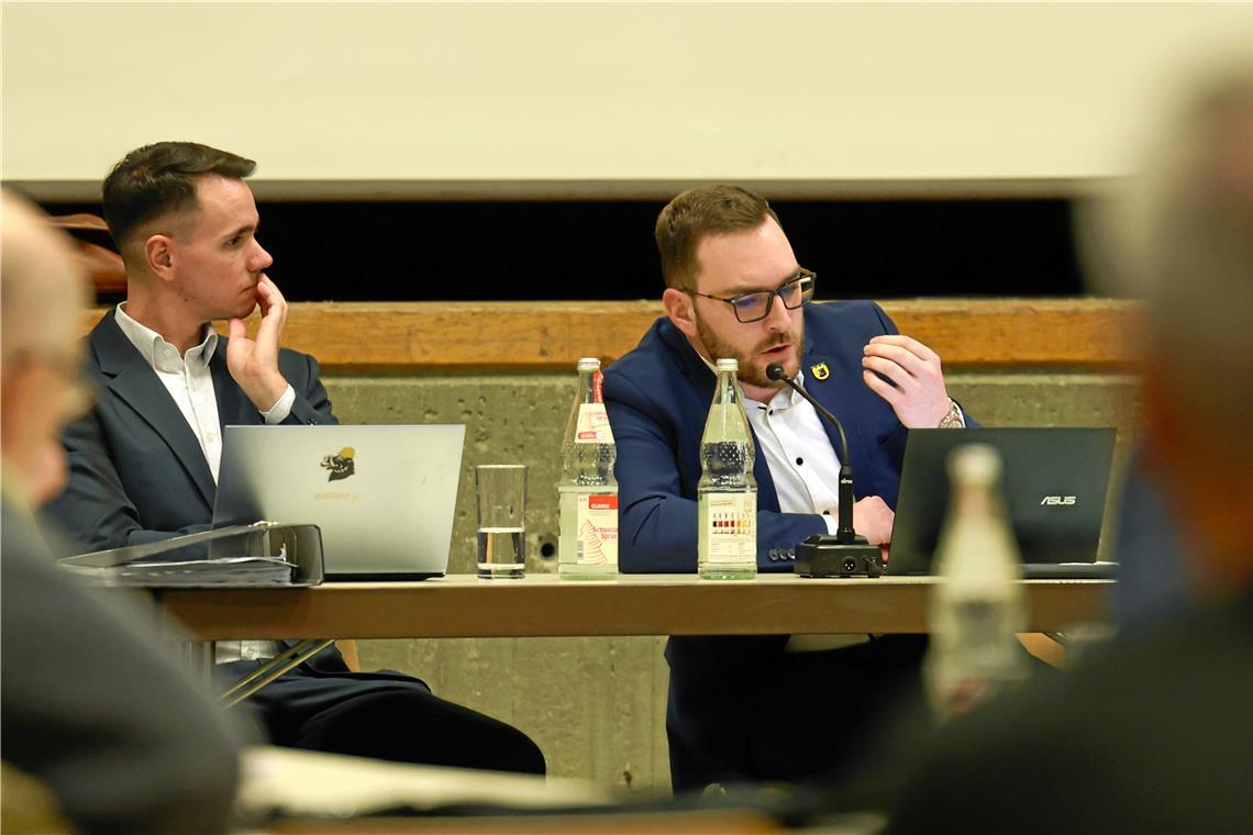 Bürgermeister Kai-Uwe Ernst (rechts) und Bauamtsleiter Pierre Mayer bei einer früheren Sitzung in der Auenwaldhalle. Archivfoto: Alexander Becher