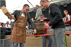 Bürgermeister Kai-Uwe hat das Schlossfest mit dem Fassanstich eröffnet. Foto: Tobias Sellmaier