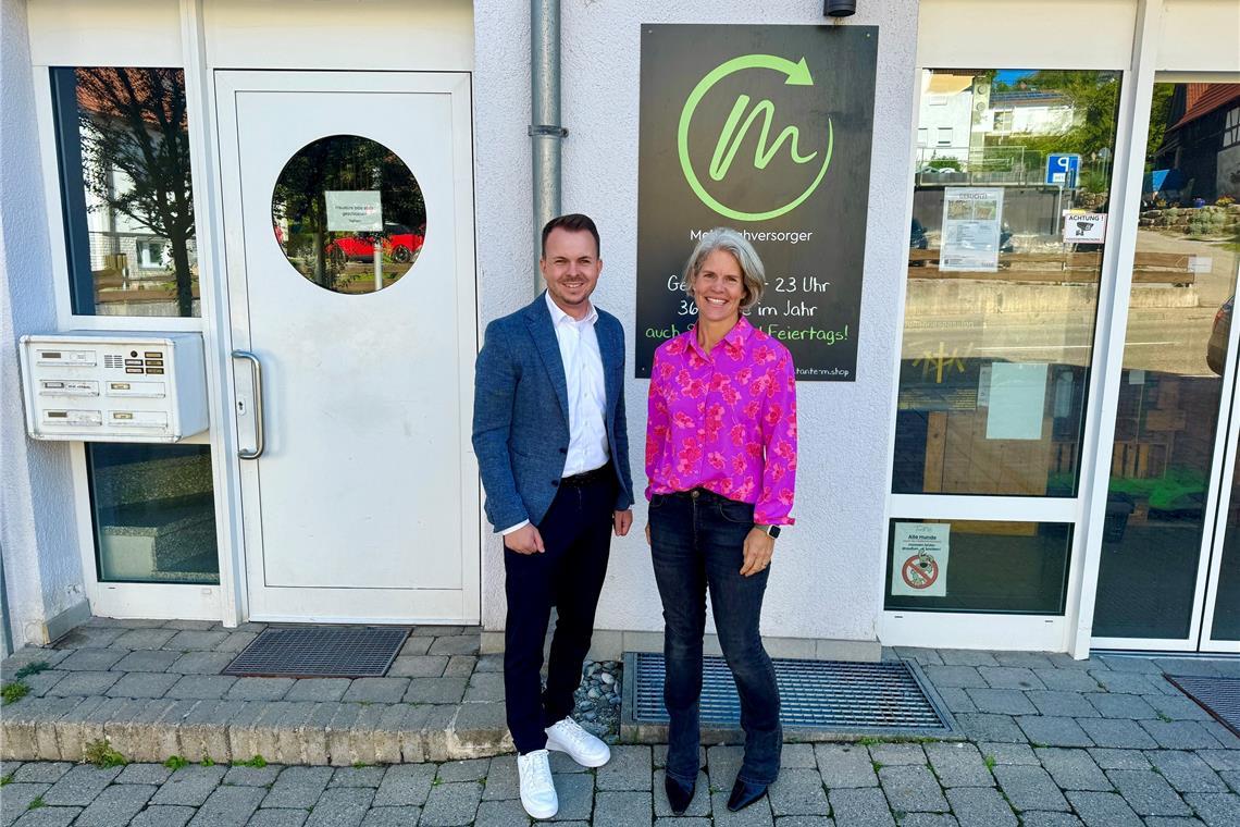 Bürgermeister Kevin Dispan freut sich, dass der Selbstbedienungsladen mit Julia Mecklenborg eine neue Betreiberin hat. Foto: Gemeinde Großerlach