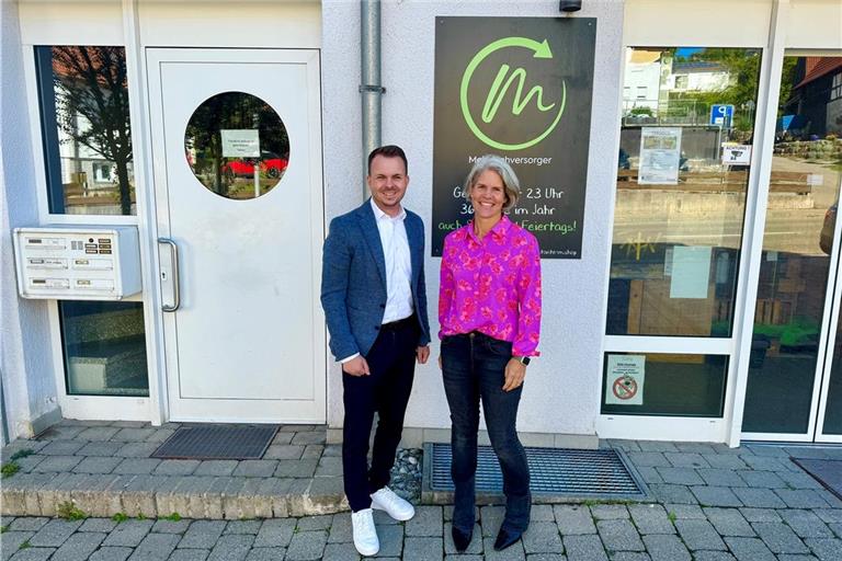 Bürgermeister Kevin Dispan freut sich, dass der Selbstbedienungsladen mit Julia Mecklenborg eine neue Betreiberin hat. Foto: Gemeinde Großerlach