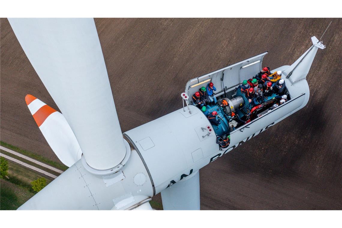 Bürgermeister, Lokalpolitiker und interessierte Bürger besichtigten in Rostock die Turbinen auf einer Windkraftanlage mit geöffnetem Dach. Bereits vor dem Tag der Erneuerbaren Energien (27.04.) kann das Windrad besichtigt werden.