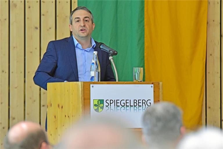 Bürgermeister Max Schäfer hat die Benutzungs- und Gebührenordnungen für die öffentlichen Einrichtungen der Gemeinde überarbeiten lassen. Symbolfoto: Tobias Sellmaier