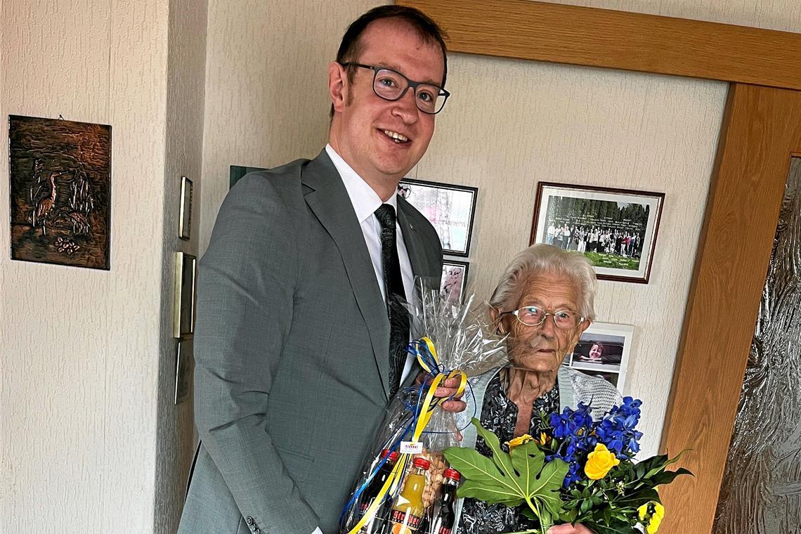 Bürgermeister Maximilian Friedrich gratuliert Irma Liebscher. Foto: Stadt Backnang