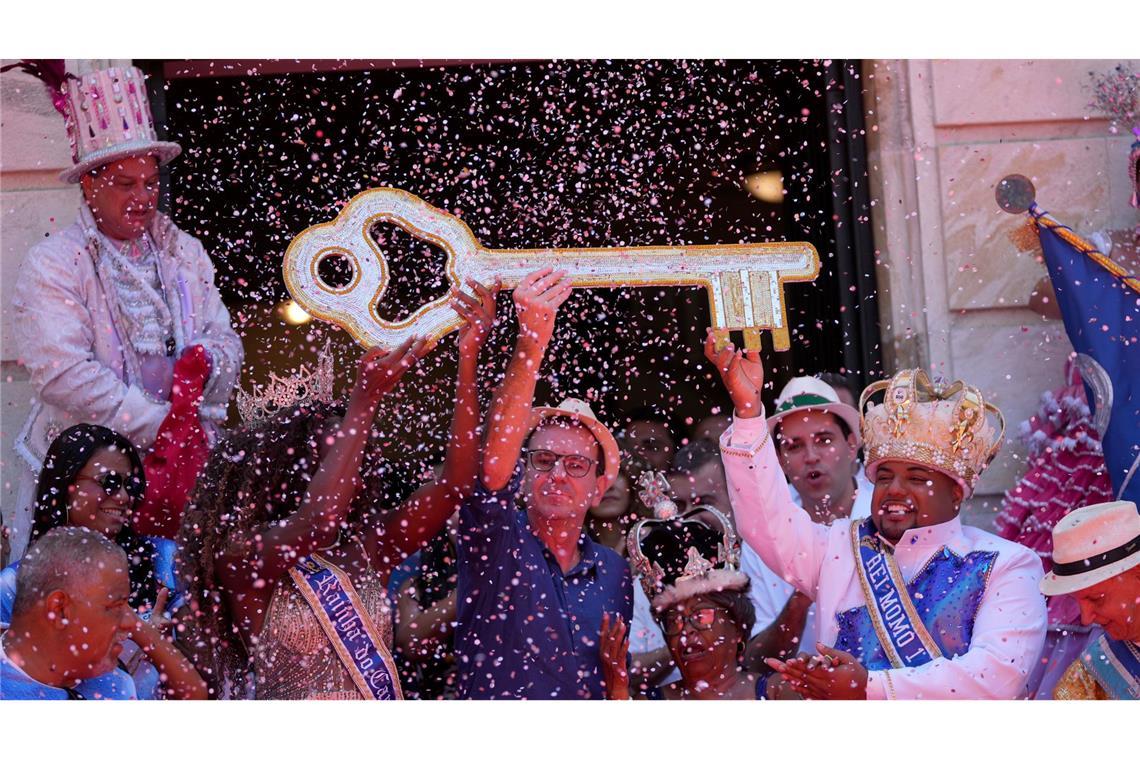Schlüsselübergabe an "König Momo": Karneval in Rio beginnt