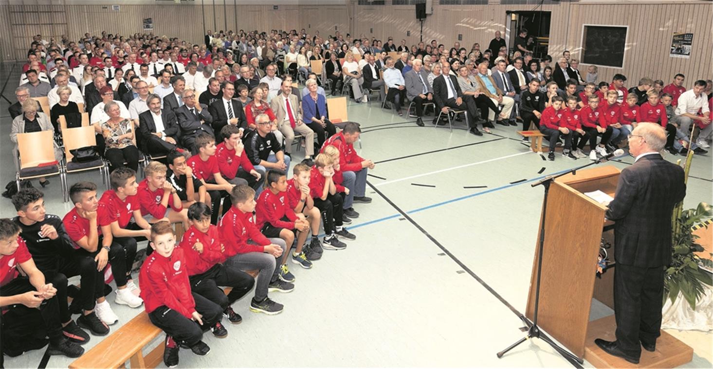 Bürgermeister Ralf Wörner freut sich über ein volles Haus beim Bürgerempfang in Allmersbach im Tal. Fotos: J. Fiedler