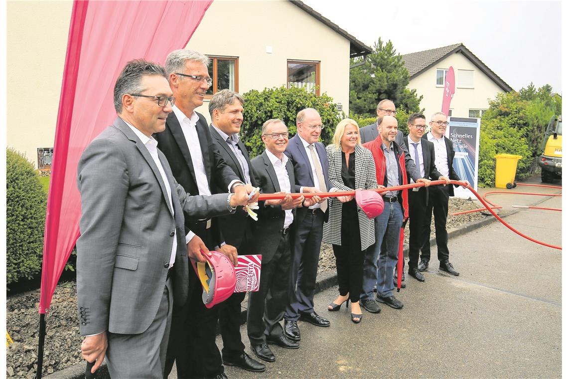 Bürgermeister Ralf Wörner ist glücklich: In der Pilotgemeinde Allmersbach im Tal fällt der Startschuss für den Ausbau des Glasfasernetzes in der gesamten Region. Die Bauarbeiten sind bereits in vollem Gange. Foto: A. Becher