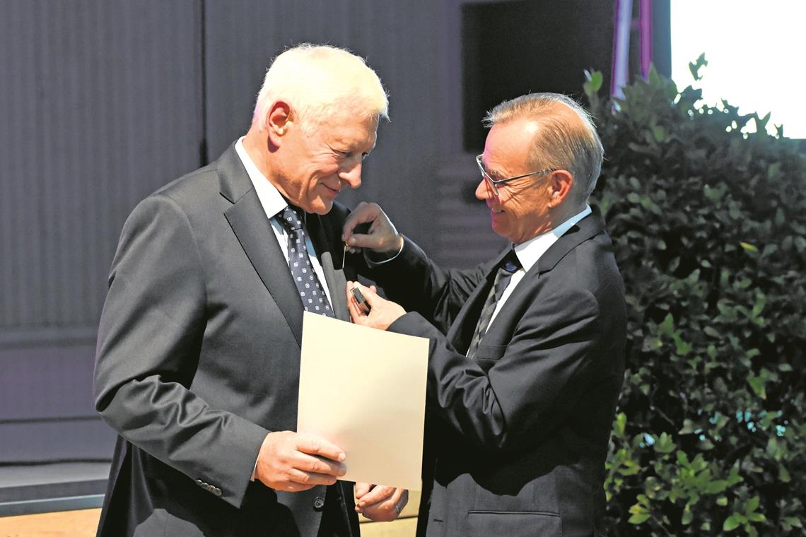 Bürgermeister Ralf Wörner (rechts) ehrt seinen 1. Stellvertreter Armin Heigoldt mit der Ehrenbürgernadel in Gold für sein langjähriges Engagement im Gemeinderat. Fotos: T. Sellmaier