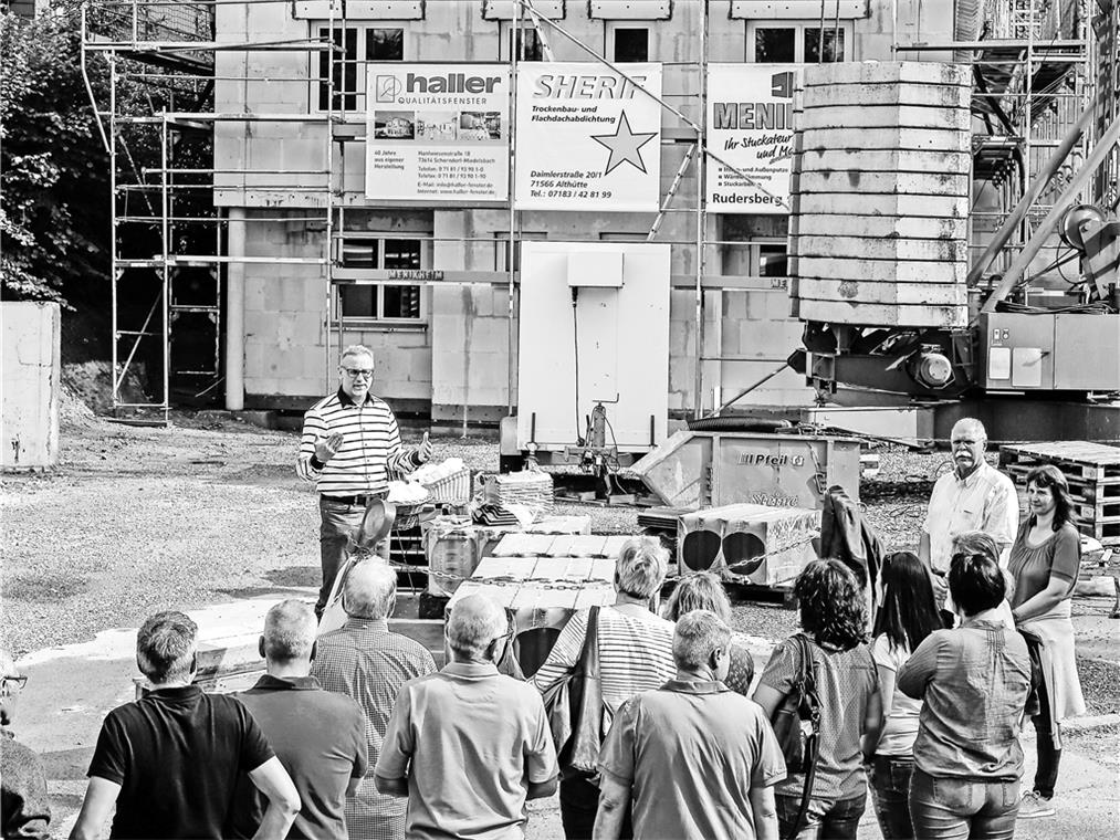 Beim Ärztehaus
wird Vollgas gegeben Bürgermeister Reinhold Sczuka begrüßt die Gäste beim Richtfest des Ärztehauses. Foto: A. Becher