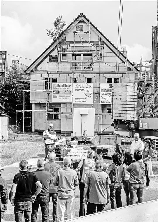 Beim Ärztehaus
wird Vollgas gegeben Bürgermeister Reinhold Sczuka begrüßt die Gäste beim Richtfest des Ärztehauses. Foto: A. Becher