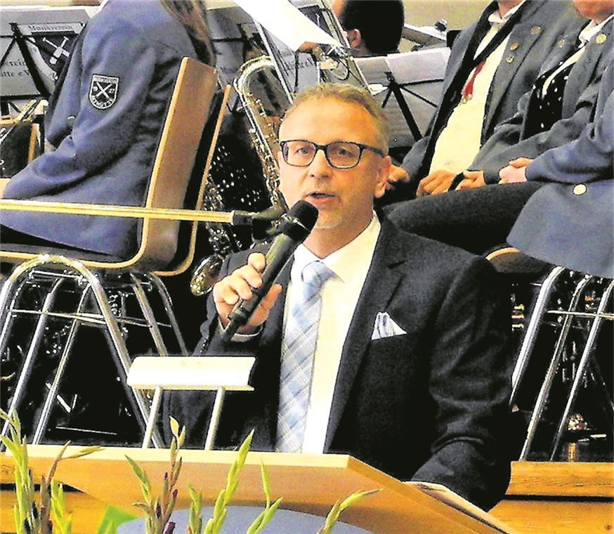 Bürgermeister Reinhold Sczuka beleuchtete einige Aspekte des Gemeindelebens wie etwa die Unterbringung von Flüchtlingen oder aktuelle Bauprojekte.