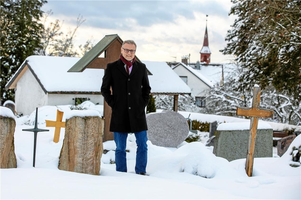 Bürgermeister Reinhold Sczuka erläutert das Grundwasserproblem in Sechselberg. Foto: A. Becher