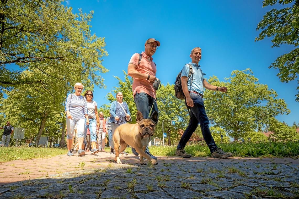 BKZ-Wandertag: Auf unbekannten Wegen durch Althütte Bürgermeister Reinhold Sczuka mit Hund Emma und Redaktionsleiter Kornelius Fritz.