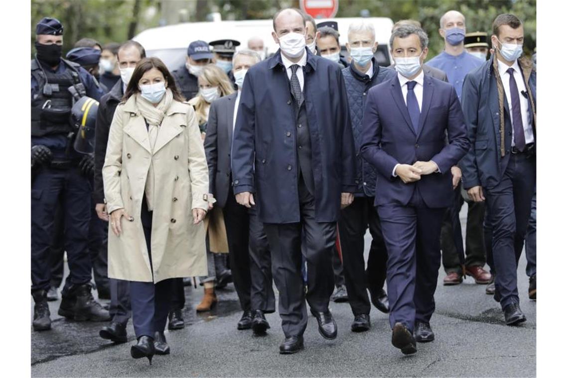 Bürgermeisterin Anne Hidalgo (l-r), Premierminister Jean Castex und Innenminister Gerald Darmanin kommen zum Tatort in der Pariser Innenstadt. Foto: Lewis Joly/AP/dpa