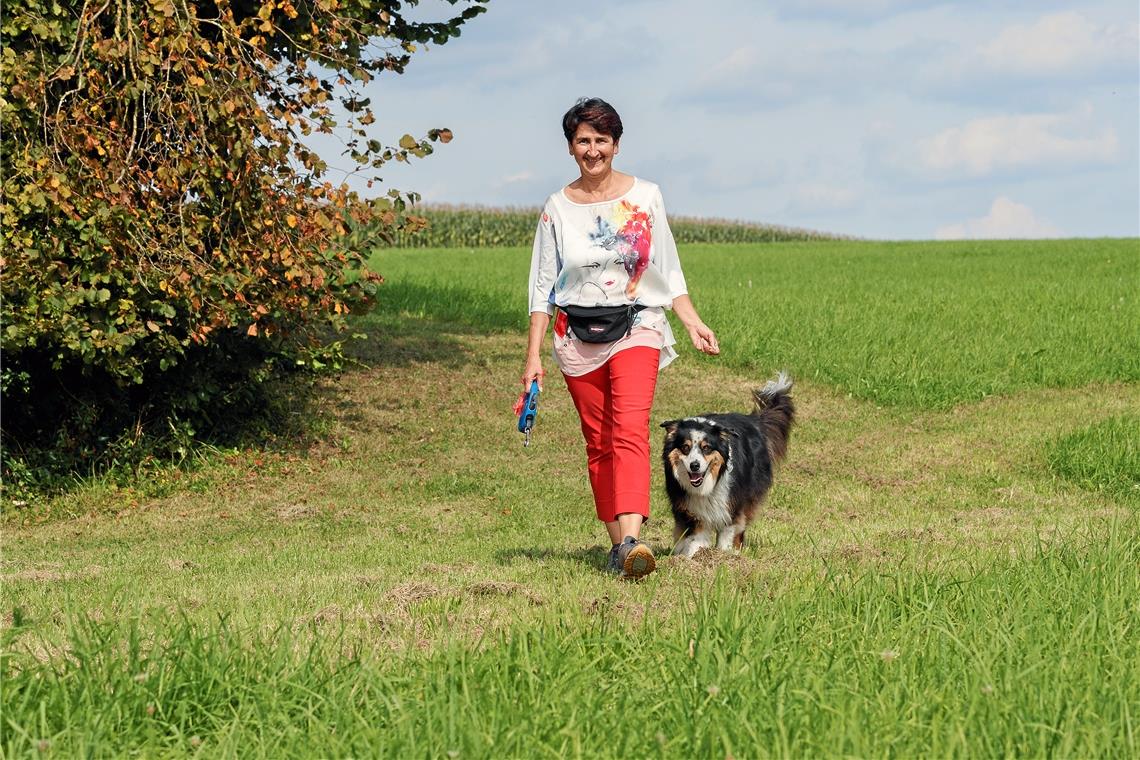 „Ich denke noch gar nicht an die Rente“ Bürgermeisterin Irmtraud Wiedersatz beim Spaziergang hinterm Haus „Auf den Rüdern“ in Burgstall mit der neunjährigen Australian-Shepherd-Hündin Keyla. Foto: J. Fiedler