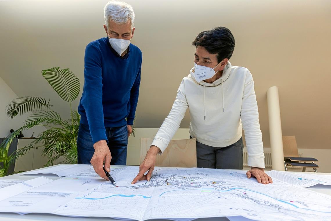 Bürgermeisterin Irmtraud Wiedersatz und Ingenieur Ulrich Zwink bei der routinemäßigen Besprechung des Verkeimungsproblems. Foto: A. Becher