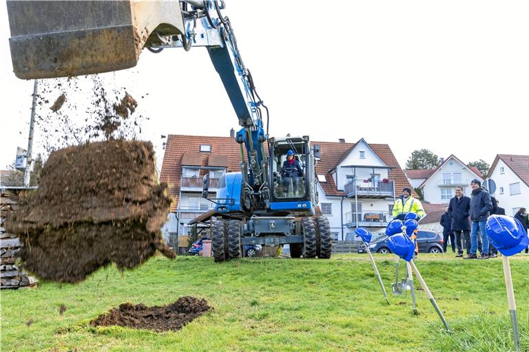 Bürgermeisterin Patrizia Rall beim ersten symbolischen Baggerbiss zur Straßenerneuerung in Heutensbach. Foto: Alexander Becher