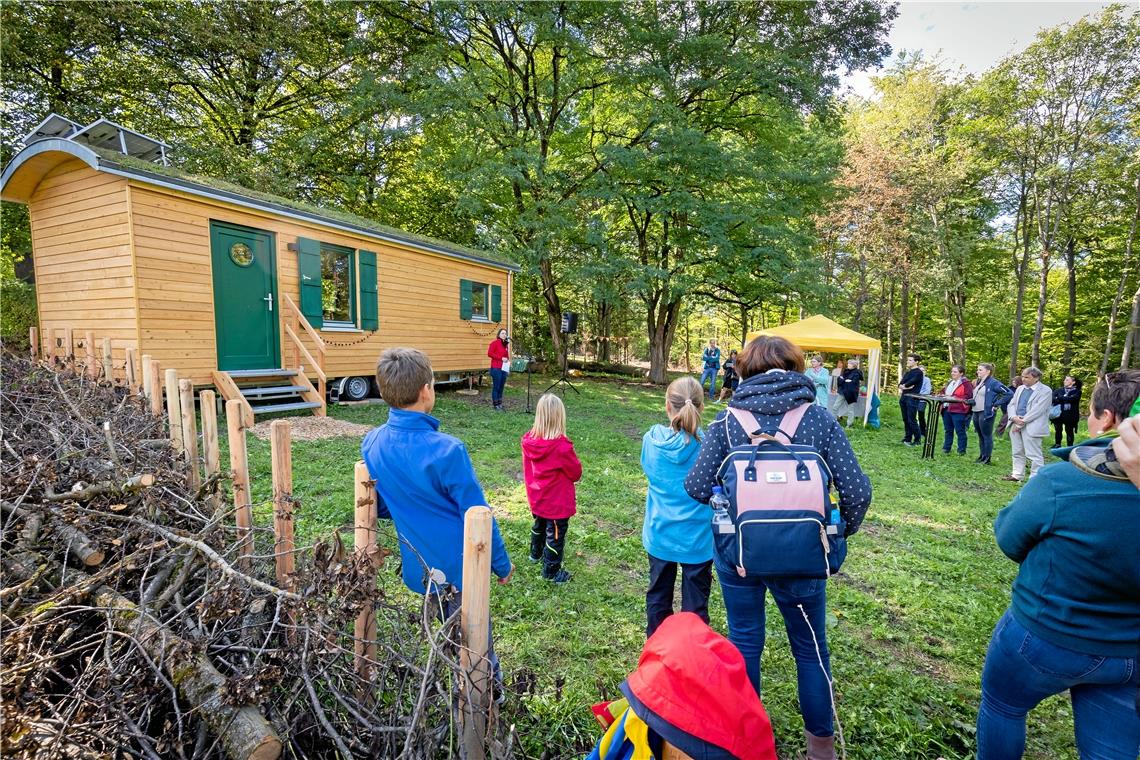 Bürgermeisterin Patrizia Rall heißt die Gäste bei der Eröffnung des Waldkindergartens in Allmersbach in Tal willkommen. Foto: Alexander Becher