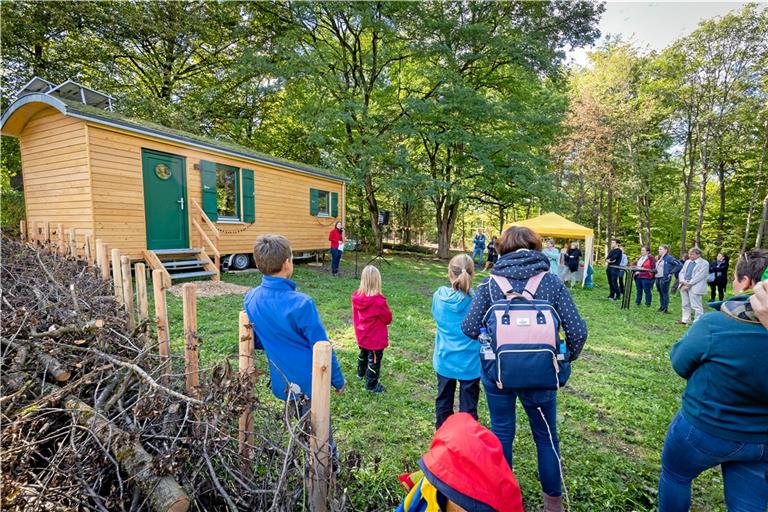 Bürgermeisterin Patrizia Rall heißt die Gäste bei der Eröffnung des Waldkindergartens in Allmersbach in Tal willkommen. Foto: Alexander Becher