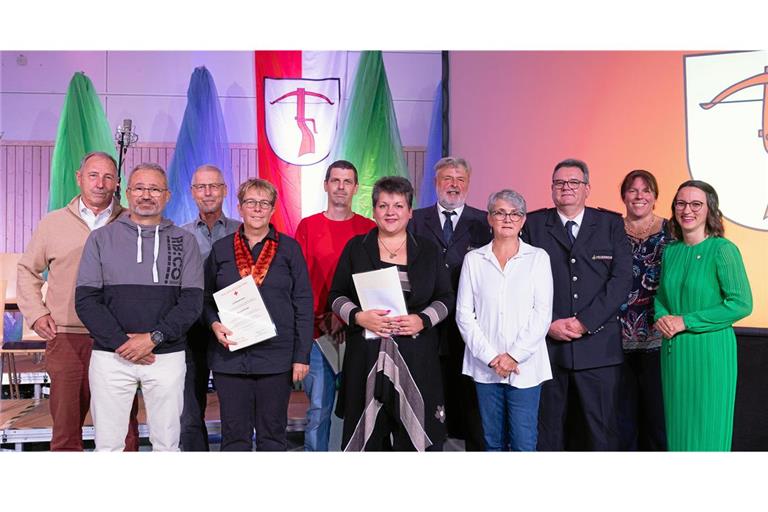 Bürgermeisterin Patrizia Rall (rechts) zeichnete langjährige Aktive der Freiwilligen Feuerwehr und mehrfache Blutspender aus. Fotos: Alexander Becher