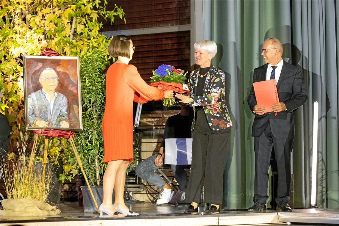 50 Jahre Allmersbach im Tal: Eine Liebesheirat war es nicht Bürgermeisterin Patrizia Rall und das Ehepaar Wörner. Ihr Vorgänger Ralf Wörner (rechts) erhält das Ehrenbürgerrecht. Foto: Dietmar van der Linden