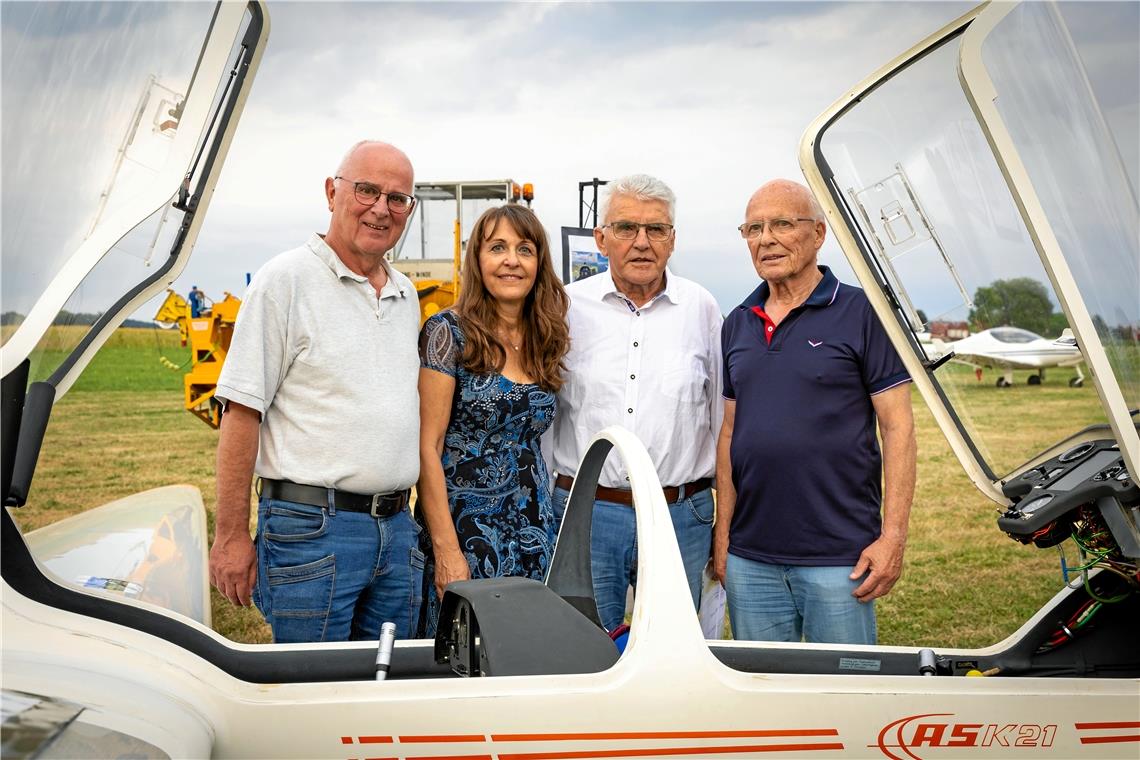 Ehrungen hoch drei beim Aspacher Sommerempfang Bürgermeisterin Sabine Welte-Hauff durfte Alfred Binder (Zweiter von rechts) mit der Bürgermedaille und Werner Breisch (links) und Karl-Heinz Bartelt für ihr Engagement ehren.