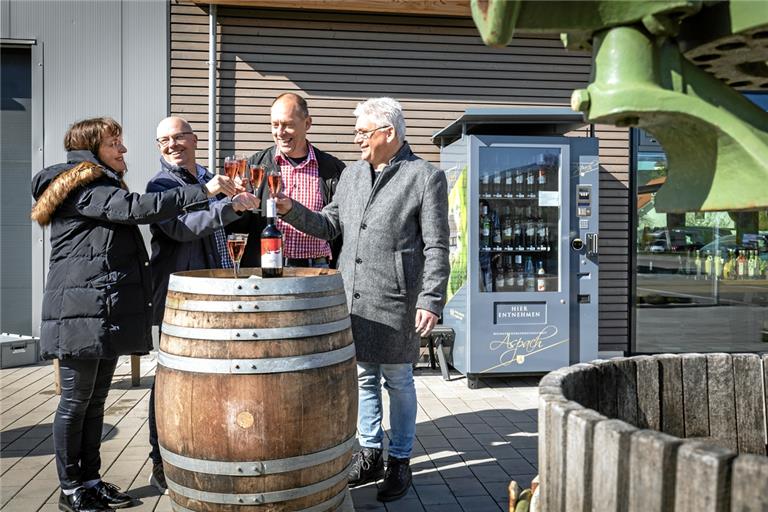 Bürgermeisterin Sabine Welte-Hauff, Joachim Schöffler und Günther Ferber von der WG Aspach sowie Markus Kübler von Emmess Automaten (von links) stoßen auf den Erfolg des Vinomaten an. Foto: A. Becher