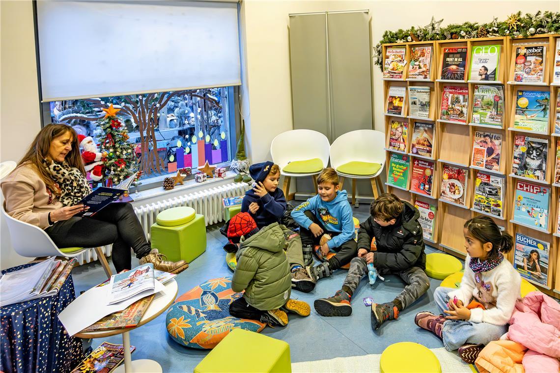 Bürgermeisterin Sabine Welte-Hauff liest Kindern in der Aspacher Bücherei vor.