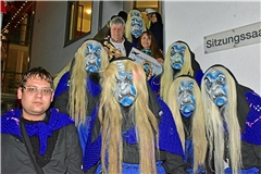 Bürgermeisterin Sabine Welte-Hauff übergibt den Rathausschlüssel an Jürgen Dorn, den Vorsitzenden des TSV Bad Rietenau. Foto: Tobias Sellmaier