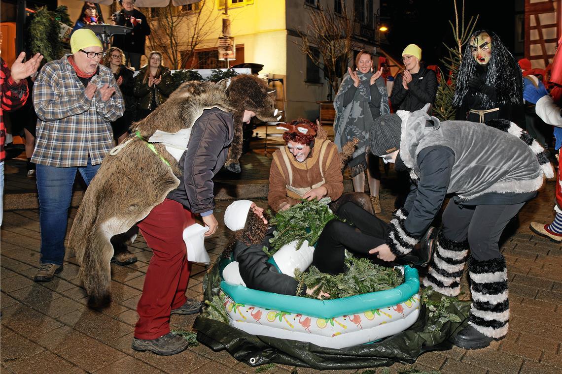 Bürgermeisterin Veronika Holz wird von den Sulzbacher Närrinnen und Narren zur Waldbademeisterin erkoren. Foto: Jörg Fiedler