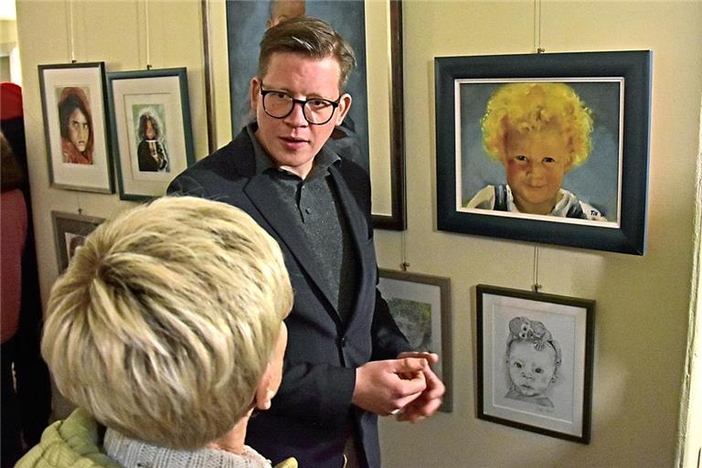 Bürgermeisterkandidat Johannes Herbrik lässt sich von Hiltrud Geiger ihre Werke erklären. Der 37-Jährige war früher selbst künstlerisch tätig, mittlerweile fehlt ihm dafür aber die Zeit. Foto: Tobias Sellmaier