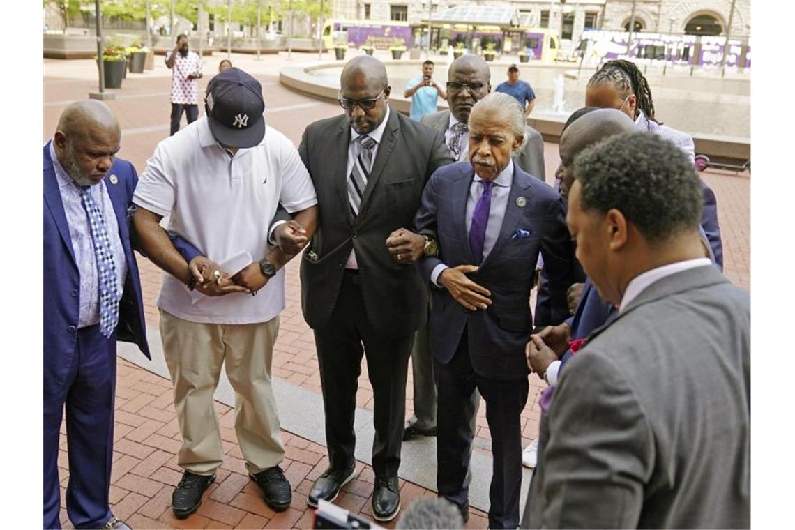 Bürgerrechtler Al Sharpton (M-r) zusammen mit Familienmitgliedern von George Floyd bei einem Gebet vor dem Betreten des Hennepin County Government Center. Foto: Jim Mone/AP/dpa