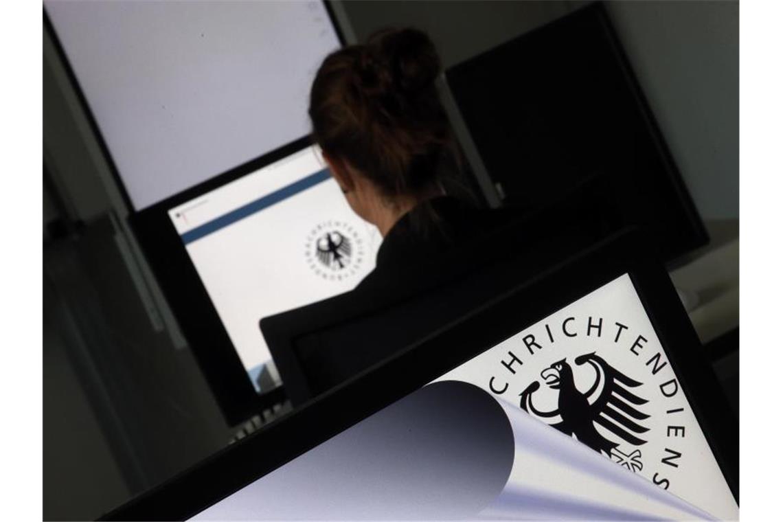 Bundesregierung verteidigt BND-Massenüberwachung im Ausland Bürgerrechtler und Journalisten wollen mit ihrer Klage unter anderem erreichen, dass der Bundesnachrichtendienst niemanden mehr ohne konkreten Verdacht ins Visier nehmen darf. Foto: Wolfgang Kumm/dpa