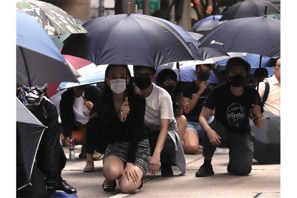 Büroangestellte versammeln sich in Hongkong am dritten Tag in Folge zu einer Protestveranstaltung in der Mittagszeit, einem sogenannten Lunch Hour Flashmob. Foto: Liau Chung-Ren/ZUMA Wire/dpa
