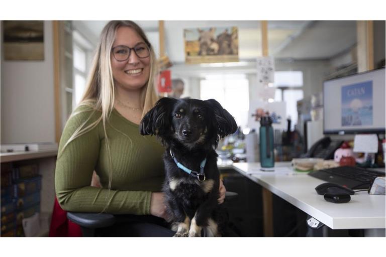 Bürohund Kylo geht mit seiner Besitzerin Jasmin Balle täglich zur Arbeit in den Kosmos-Verlag.