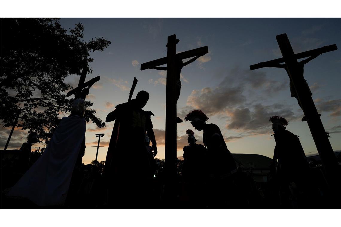 Büßer hängen am Karfreitag an Kreuzen während einer Nachstellung des Kreuzwegs in Arraijan, Panama.