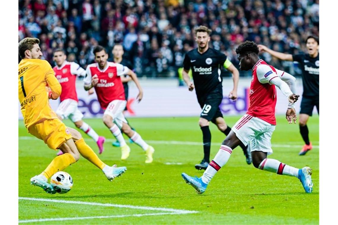 Bukayo Saka (r) stellte die Frankfurter Abwehr vor Probleme. Foto: Uwe Anspach