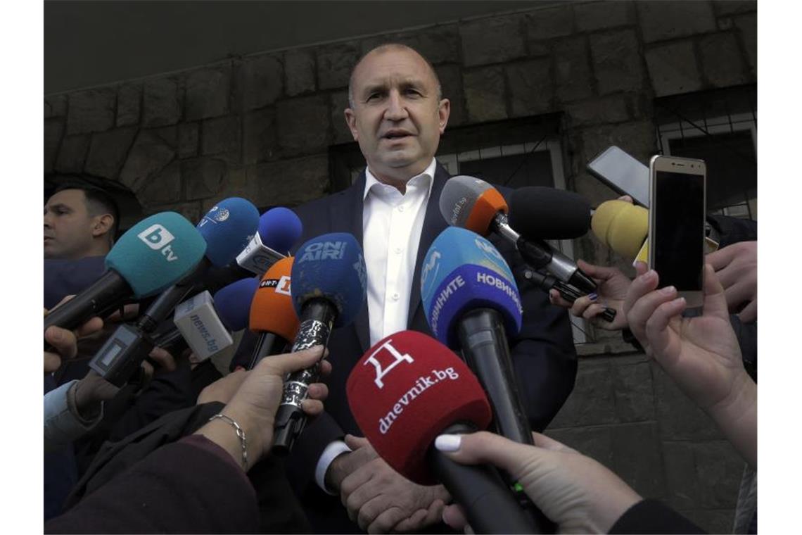 Amtsinhaber Radew gewinnt Präsidentenwahl in Bulgarien Bulgariens Präsident Rumen Radew bleibt nach der Stichwahl laut Prognosen im Amt. Foto: Valentina Petrova/AP/dpa