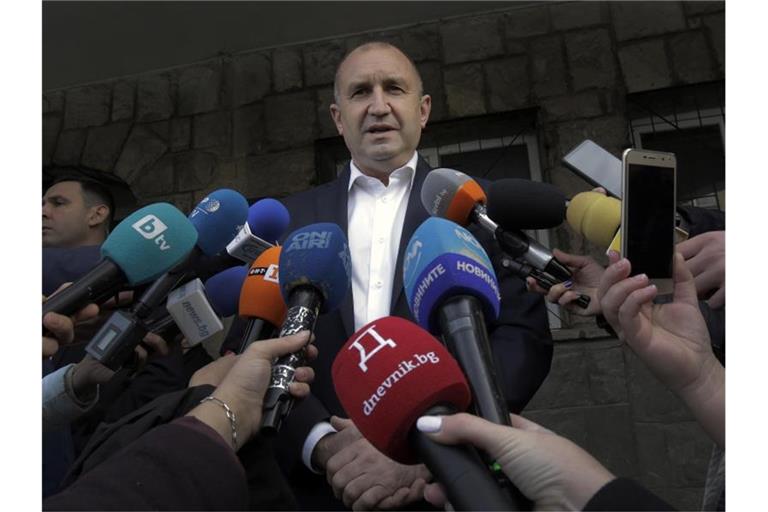 Bulgariens Präsident Rumen Radew bleibt nach der Stichwahl laut Prognosen im Amt. Foto: Valentina Petrova/AP/dpa