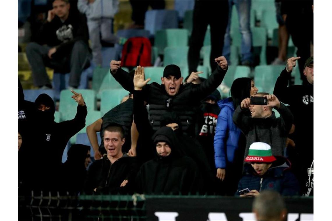 Bulgarische Fans fielen mit rassistischen Parolen auf. Foto: Nick Potts/PA Wire/dpa