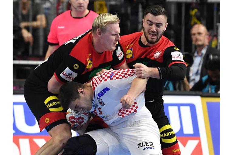 Bullige Kreisläufer: Jannik Kohlbacher (r) und „Bamm Bamm“ Patrick Wiencek (l) beim Verteidigen. Foto: Federico Gambarini