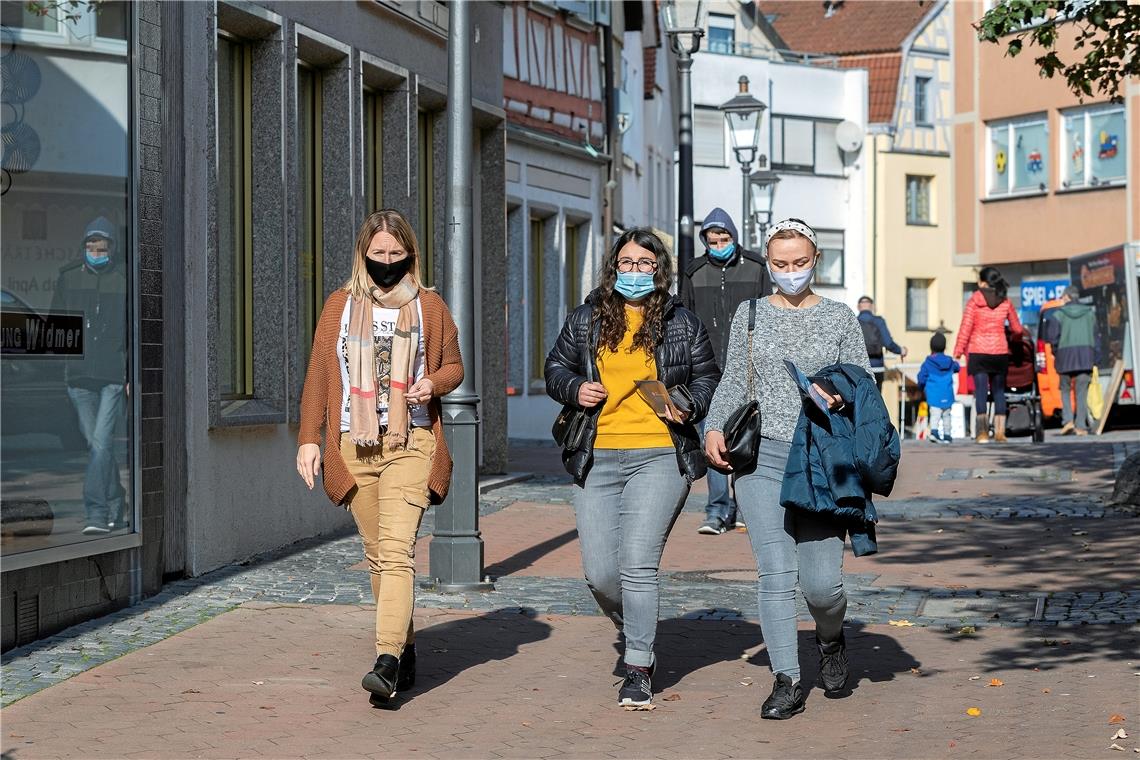 Bummeln und Verweilen in der Backnanger Innenstadt soll in Zukunft noch attraktiver werden. Worauf die Kunden besonders viel Wert legen, will die Stadt in einer Online-Umfrage herausfinden. Archivfoto: J. Fiedler