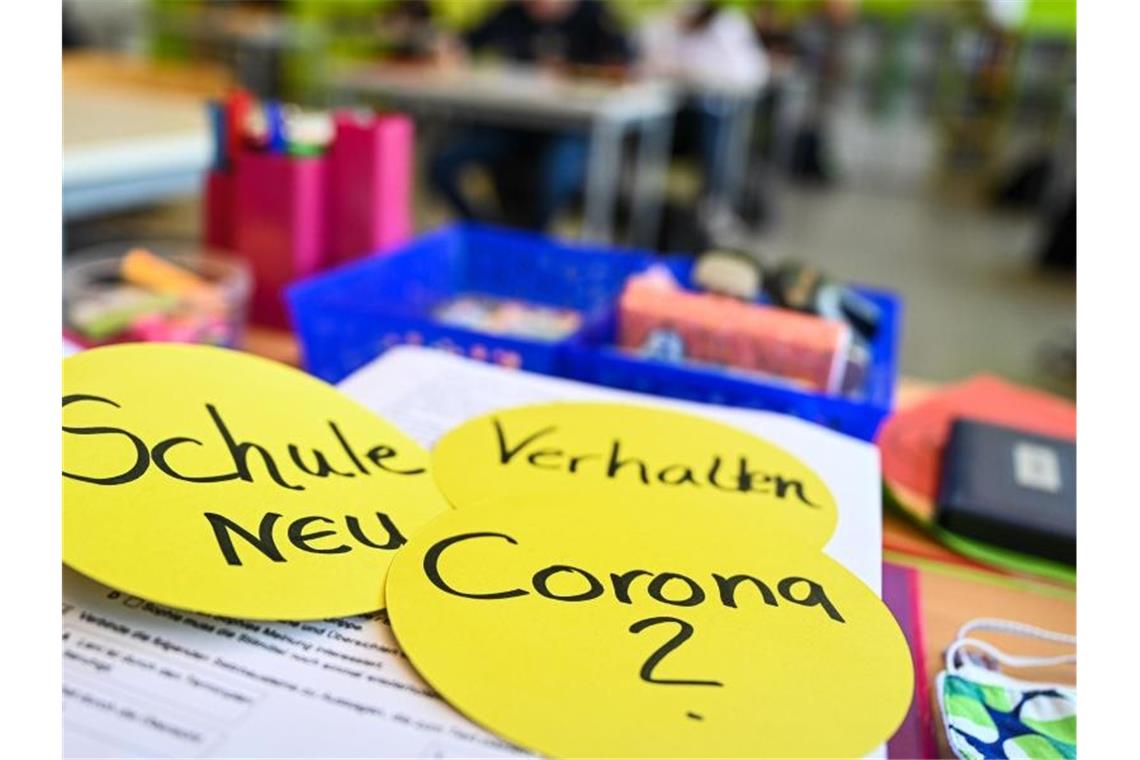 Bund und Länder haben eine Entscheidung über das weitere Vorgehen an den Schulen vertagt. Foto: Felix Kästle/dpa