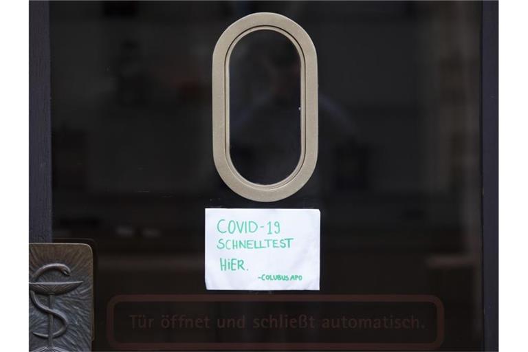 Bund und Länder haben Kriterien festgelegt, nach denen die Länder über weitere Öffnungsschritte entscheiden sollen. Foto: Boris Roessler/dpa